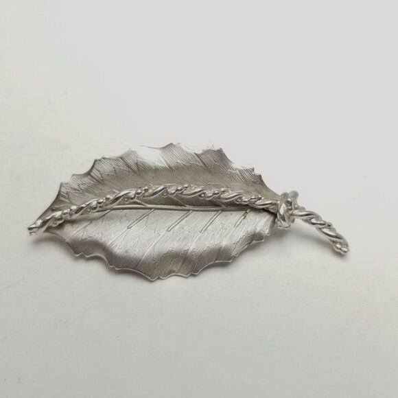Vintage Leaf Brooch, Silver Tone Lapel Pin, Detailed Natural Style, Estate - Picture 5 of 5